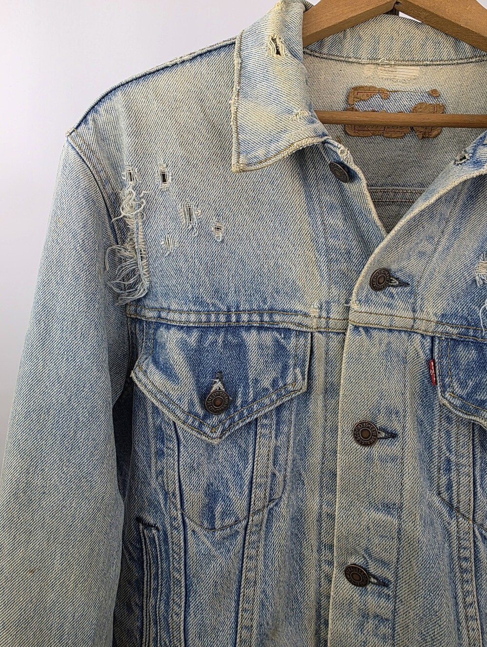 Levi's Vintage 80's Blue Denim Type III Trucker Distressed Jacket Size 42 - Picture 5 of 12